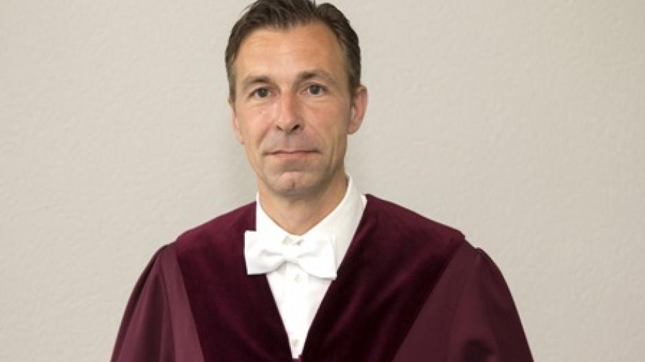 Dr. Lars Brocker Dr. Lars Brocker