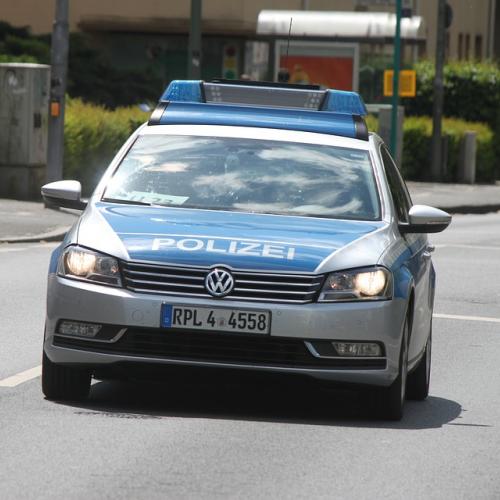 Polizeiauto mit Blaulicht auf Einsatzfahrt