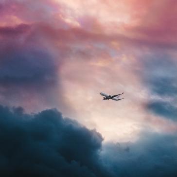 Flugzeug vor Wolken