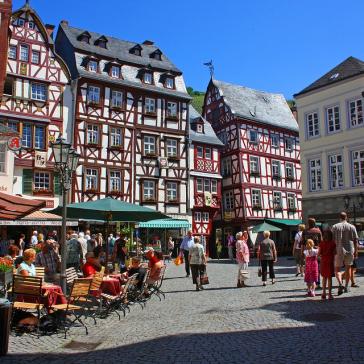 Marktplatz mit historischem Stadtkern und Fachwerkhäusern