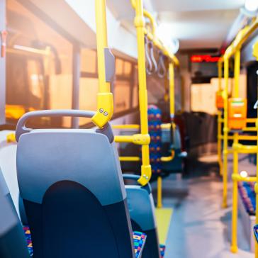 Leere Sitzreihen eines Busses