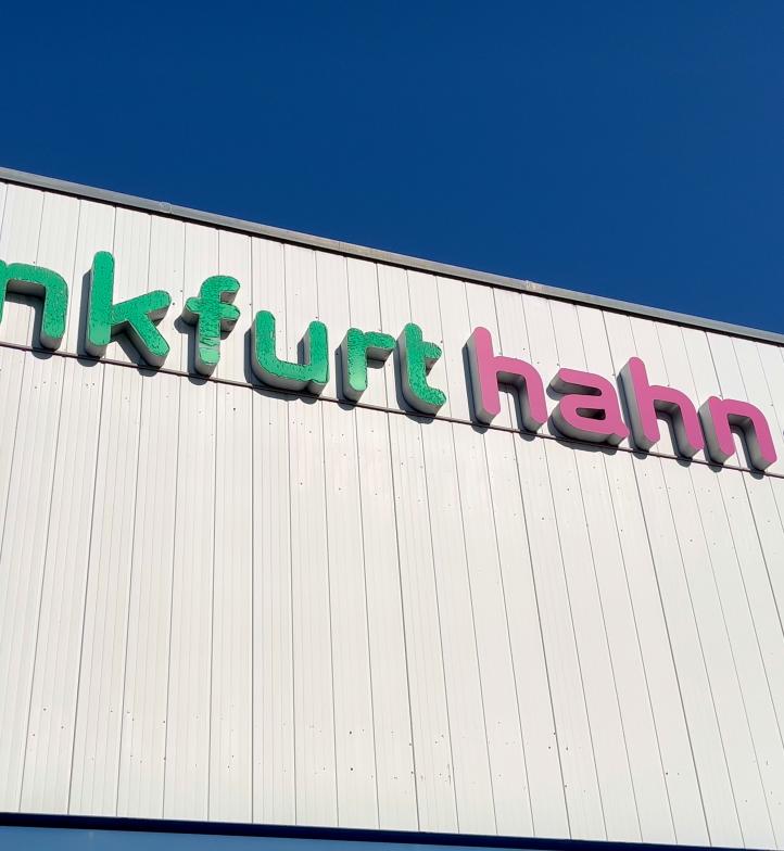 Schriftzug "frankfurt hahn airport" auf dem Flughafenterminal